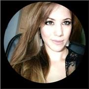 Profesora de inglés imparte clases a niños de todas las edades